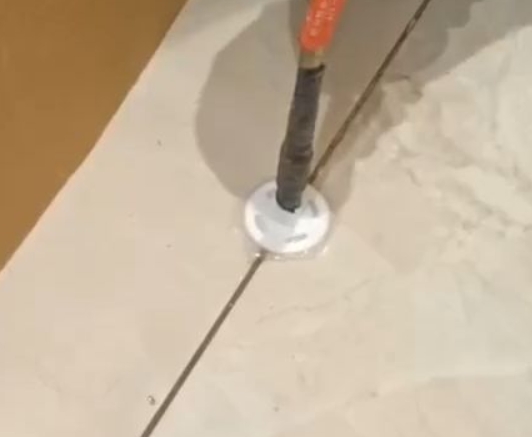 若羌瓷砖空鼓维修公司专业解答瓷砖在铺贴过程中，如果没有涂抹均匀到位的粘结材料（如水泥砂浆或瓷砖胶），可能会导致以下问题